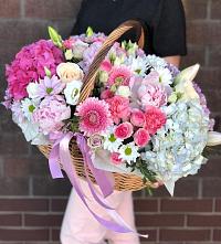 Композиция солнечный день в Марфино Одинцовского района Цветочная композиция из Розы, Хризантемы, Пионы и Лизиантусы в корзине в Марфино Одинцовского района