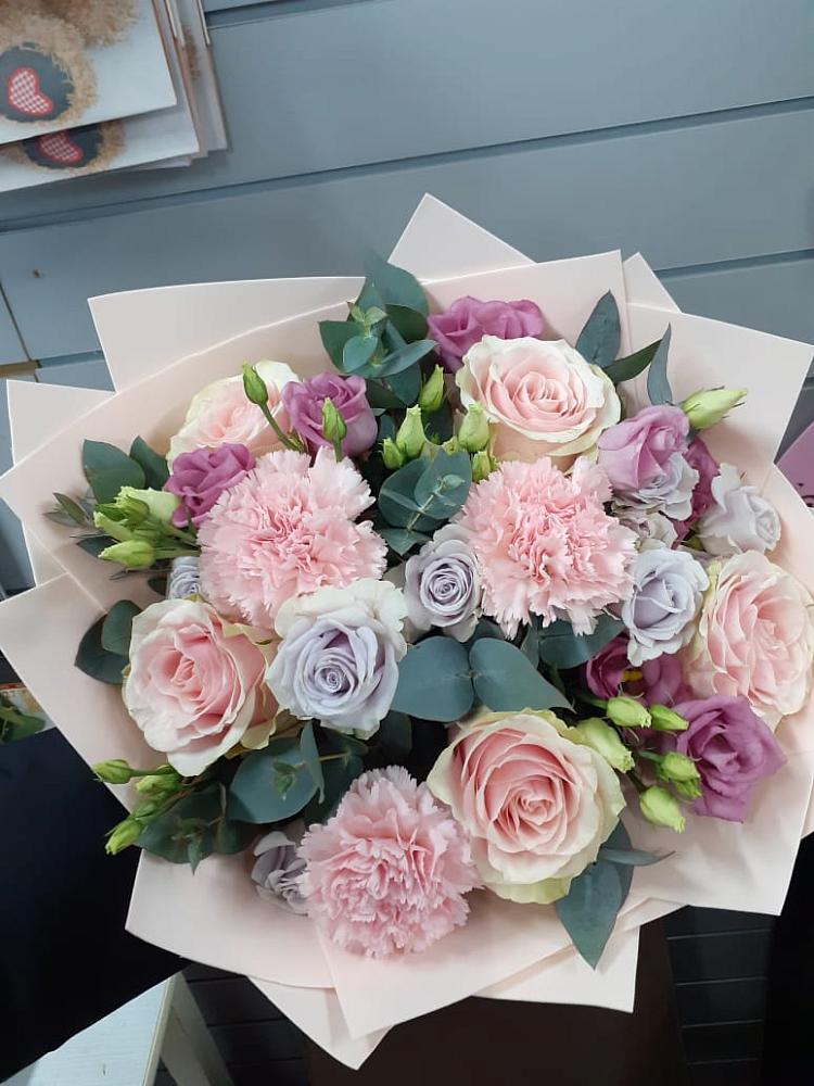 Букет цветов из: Розы, Гвоздики и Лизиантусы в Марфино Одинцовского района